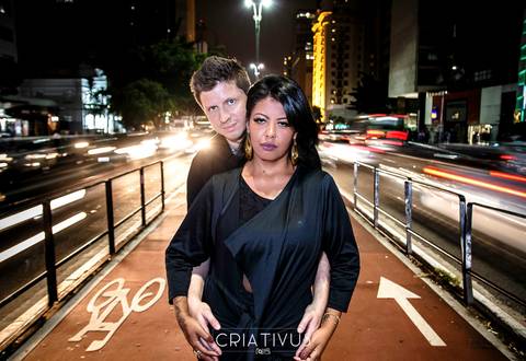 Inspiração e ideias criativas  ensaio fotográfico pré casamento de casal
 na Av. Paulista
'