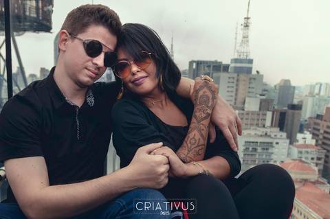 Inspiração e ideias criativas  ensaio fotográfico pré casamento de casal
 na Av. Paulista
'