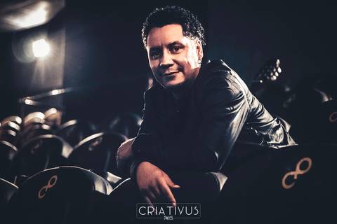  Inspiração e ideias criativas  ensaio fotográfico de artista cantor e musico no cinema'