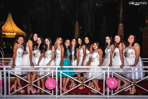Inspiração ideias criativas de Fotos fotográfico festa de debutante 15 anos com as amigas no Castelo Marilias Buffet'