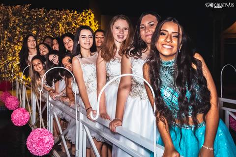 Inspiração ideias criativas de Fotos fotográfico festa de debutante 15 anos com as amigas no Castelo Marilias Buffet'