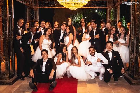 Inspiração ideias criativas de Fotos fotográfico festa de debutante 15 anos com os amigos no Castelo Marilias Buffet'