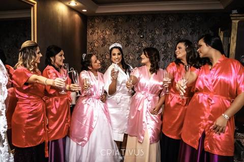 Inspiração e ideias criativas de fotos fotográfico de Making Of da noiva com as madrinhas no Lestime de Soi'