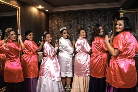 Inspiração e ideias criativas de fotos fotográfico de Making Of da noiva com as madrinhas no Lestime de Soi'