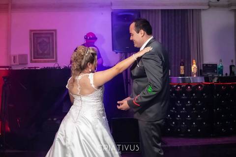 Inspiração e ideias criativas de fotos fotográfico de festa balada noivos dançando em casamento em  São Paulo, Vila Formosa (Espaço Magnífic)'