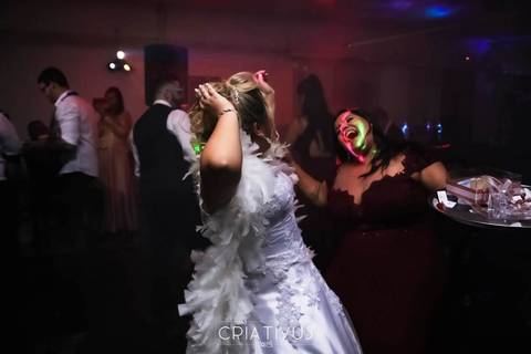 Inspiração e ideias criativas de fotos fotográfico de festa balada noivos dançando em casamento em  São Paulo, Vila Formosa (Espaço Magnífic)'