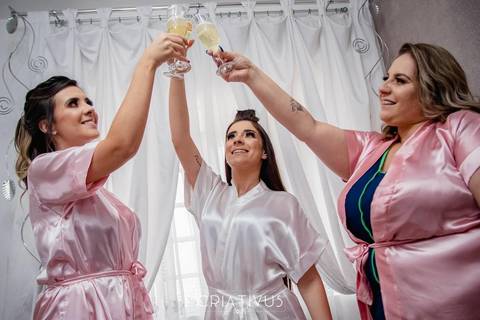 Inspiração e ideias criativas de fotos fotográfico de Making Of da noiva com as madrinhas  Bruna Karina Makeup'