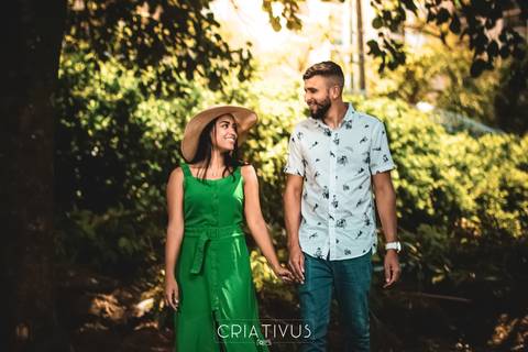 Inspiração e ideias criativas  ensaio fotográfico pré casamento de casal no Parque Municipal'