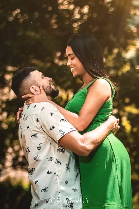 Inspiração e ideias criativas  ensaio fotográfico pré casamento de casal no Parque Municipal'