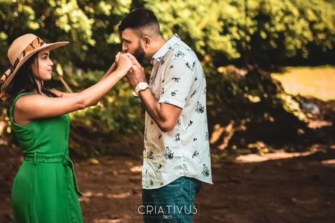 Inspiração e ideias criativas  ensaio fotográfico pré casamento de casal no Parque Municipal'