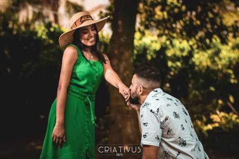 Inspiração e ideias criativas  ensaio fotográfico pré casamento de casal no Parque Municipal'