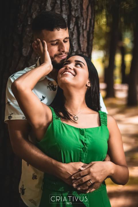 Inspiração e ideias criativas  ensaio fotográfico pré casamento de casal no Parque Municipal'