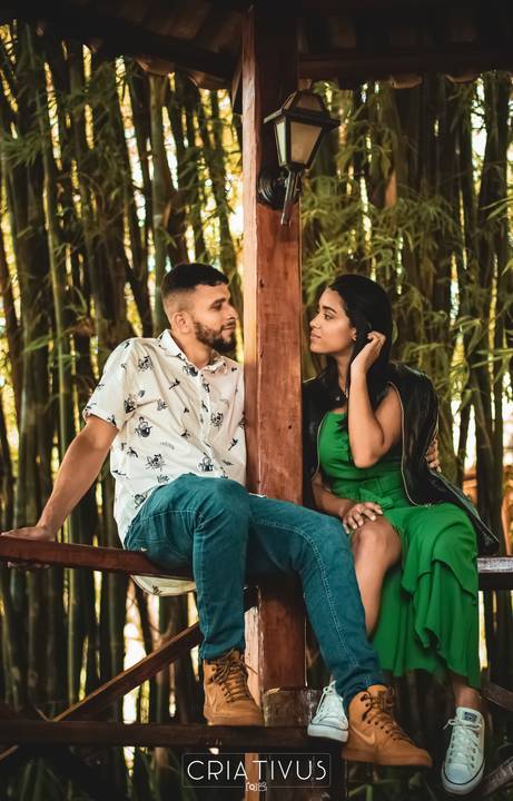 Inspiração e ideias criativas  ensaio fotográfico pré casamento de casal no Parque Municipal'