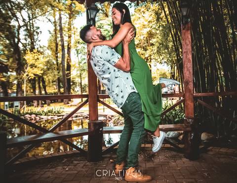 Inspiração e ideias criativas  ensaio fotográfico pré casamento de casal no Parque Municipal'