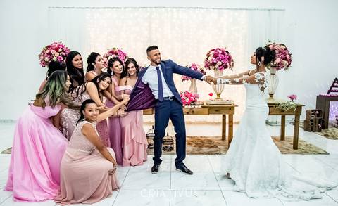 Inspiração e ideias criativas de fotos fotográfico de casamento com as madrinhas na Igreja Arautos do Evangelho'