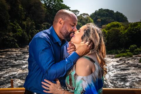 Inspiração e ideias criativas  ensaio fotográfico pré casamento de casal no Rio Piracicaba'