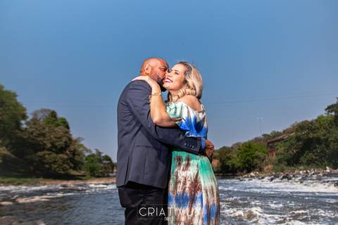 Inspiração e ideias criativas  ensaio fotográfico pré casamento de casal no Rio Piracicaba'