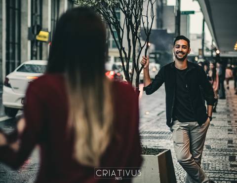 Inspiração e ideias criativas  ensaio fotográfico pré casamento de casal na Av. Paulista'