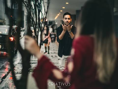 Inspiração e ideias criativas  ensaio fotográfico pré casamento de casal na Av. Paulista'