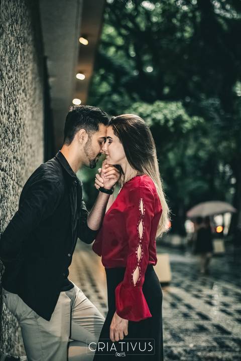 Inspiração e ideias criativas  ensaio fotográfico pré casamento de casal na Av. Paulista'