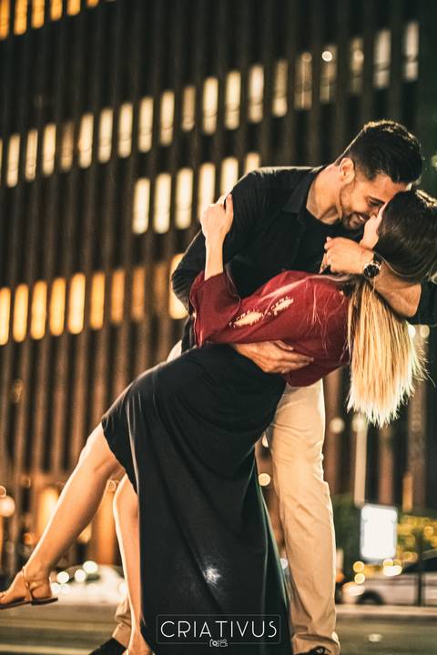 Inspiração e ideias criativas  ensaio fotográfico pré casamento de casal no Edifício conjunto Nacional '