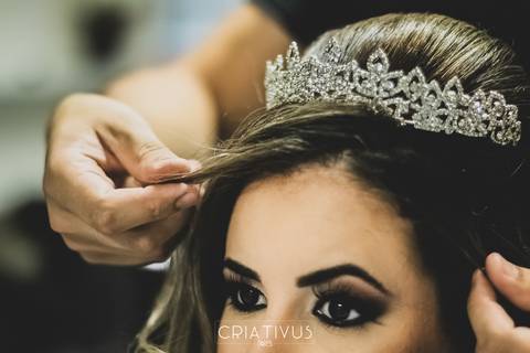 Inspiração e ideias criativas de fotos fotográfico de Making Of da noiva  no Paraíso Salão e Buffet '