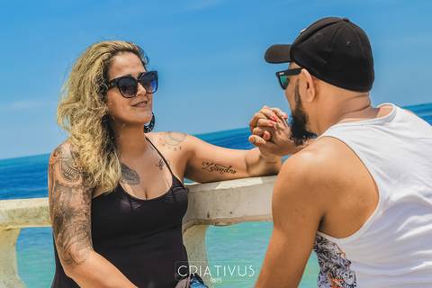 Inspiração e ideias criativas  ensaio fotográfico pré casamento de casal Píer de Mongaguá'