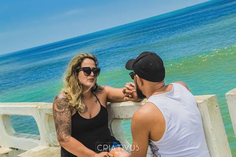 Inspiração e ideias criativas  ensaio fotográfico pré casamento de casal Píer de Mongaguá'