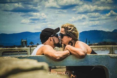 Inspiração e ideias criativas  ensaio fotográfico pré casamento de casal Píer de Mongaguá'