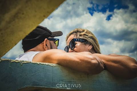 Inspiração e ideias criativas  ensaio fotográfico pré casamento de casal Píer de Mongaguá'