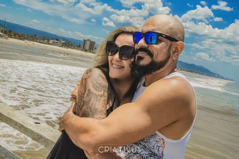 Inspiração e ideias criativas  ensaio fotográfico pré casamento de casal Píer de Mongaguá'