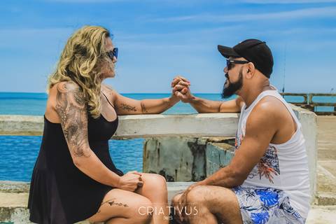 Inspiração e ideias criativas  ensaio fotográfico pré casamento de casal Píer de Mongaguá'