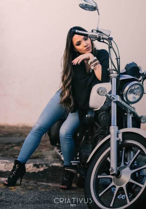 Inspiração e ideias criativas de ensaio girl power ensaio girl boss Ensaio Fotográfico feminino na Aldeia da Serra'