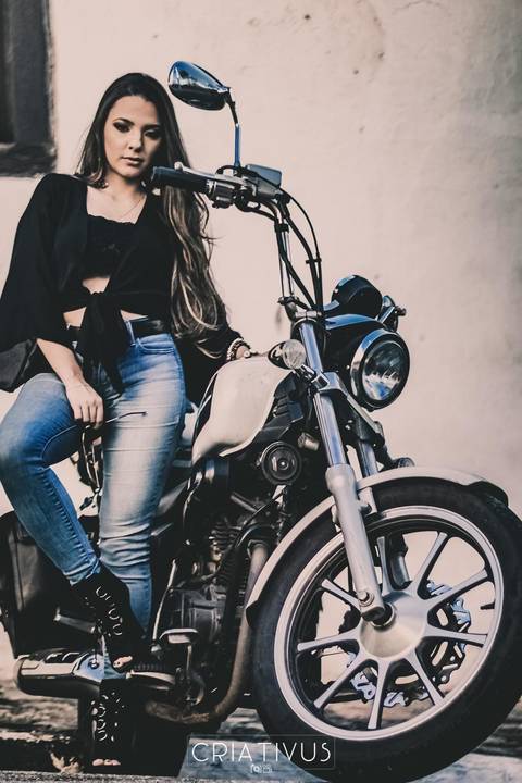 Inspiração e ideias criativas de ensaio girl power ensaio girl boss Ensaio Fotográfico feminino na Aldeia da Serra'