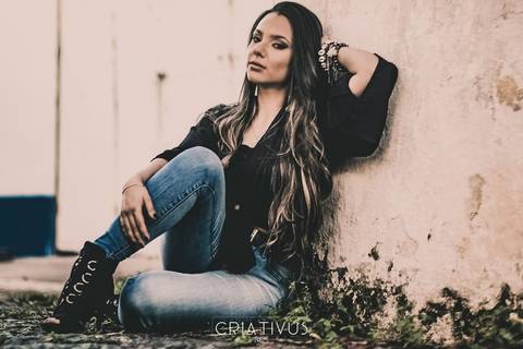 Inspiração e ideias criativas de ensaio girl power ensaio girl boss Ensaio Fotográfico feminino na Aldeia da Serra'