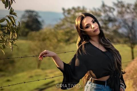 Inspiração e ideias criativas de ensaio girl power ensaio girl boss Ensaio Fotográfico feminino na Aldeia da Serra'