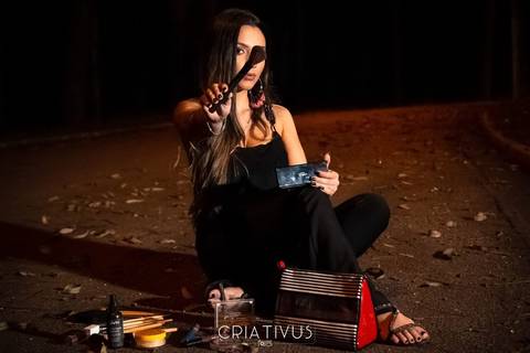 Inspiração e ideias criativas de ensaio girl power ensaio girl boss Ensaio Fotográfico feminino na Aldeia da Serra'