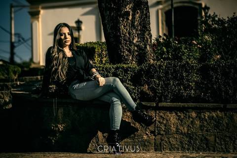 Inspiração e ideias criativas de ensaio girl power ensaio girl boss Ensaio Fotográfico feminino na Aldeia da Serra'