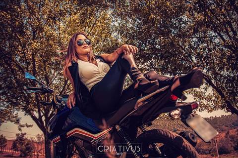 Inspiração e ideias criativas de ensaio girl power ensaio girl boss Ensaio Fotográfico feminino na Vinícola Canguera'