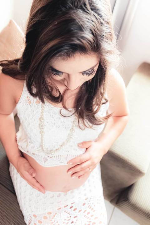 Inspiração e ideias criativas para ensaio fotográfico de gestante em casa'