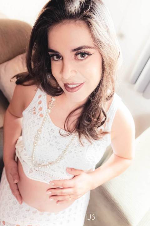Inspiração e ideias criativas para ensaio fotográfico de gestante em casa'