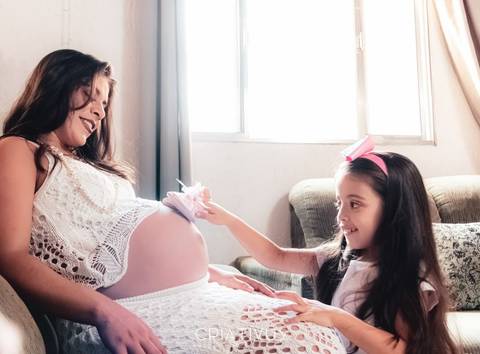 Inspiração e ideias criativas para ensaio fotográfico de gestante em casa'