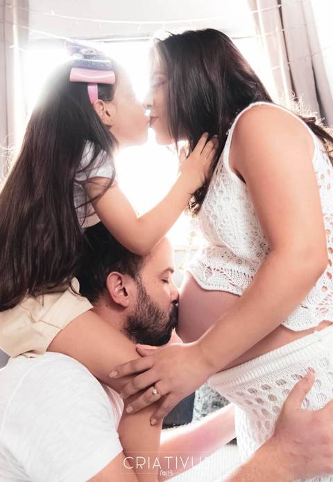 Inspiração e ideias criativas para ensaio fotográfico de gestante em casa'