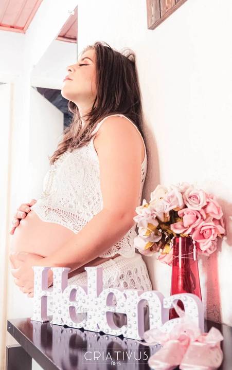 Inspiração e ideias criativas para ensaio fotográfico de gestante em casa'