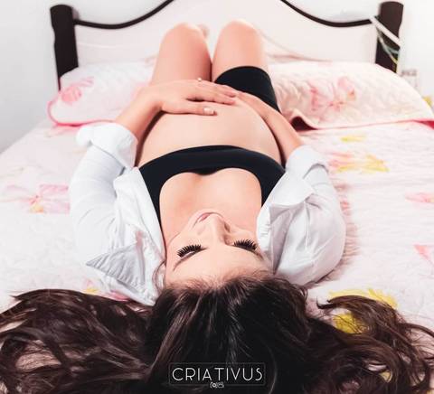 Inspiração e ideias criativas para ensaio fotográfico de gestante em casa'