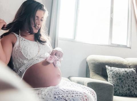 Inspiração e ideias criativas para ensaio fotográfico de gestante em casa'