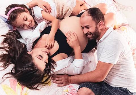 Inspiração e ideias criativas para ensaio fotográfico de gestante em casa'