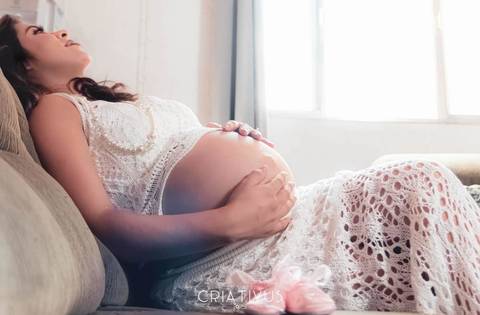 Inspiração e ideias criativas para ensaio fotográfico de gestante em casa'