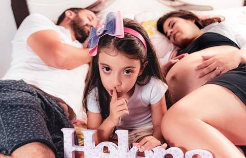 Inspiração e ideias criativas para ensaio fotográfico de gestante em casa'