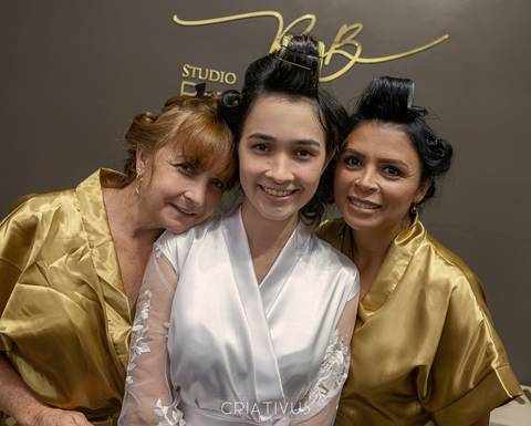 Inspiração e ideias criativas de fotos fotográfico de Making Of da noiva com as madrinhas no Studio Rafael Benneton'